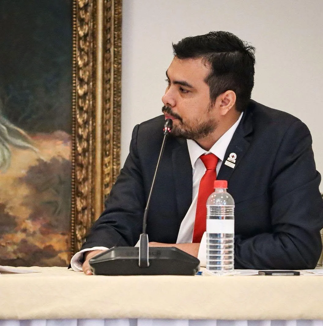Walter Núñez participando en una reunión profesional